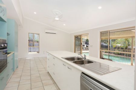 SPACIOUS FAMILY HOME WITH POOL - Photo 4