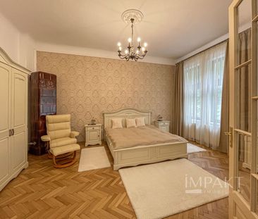 Apartament deosebit cu 3 camere, curte si parcare, aproape de Centru - Fotografie 1