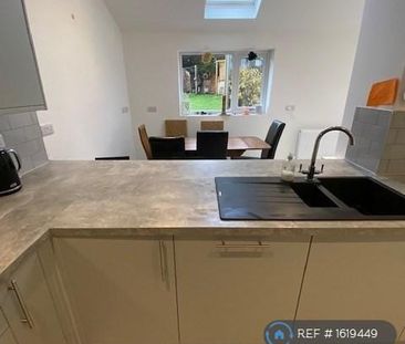4 bedroom semi-detached house to rent - Photo 5