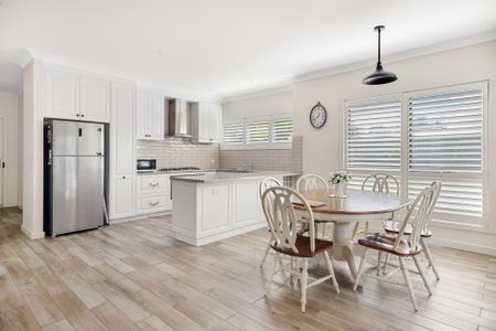 Stylish Townhouse In Central Location - Photo 5