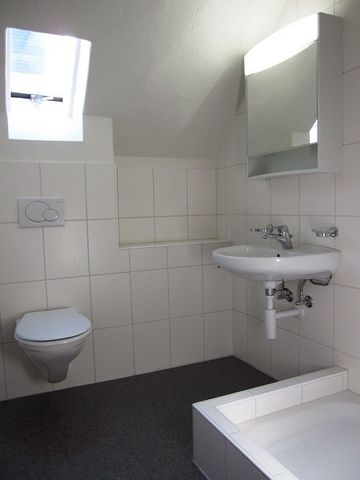 Dachwohnung - Wohnliche Behaglichkeit in Stadtnähe - Photo 2