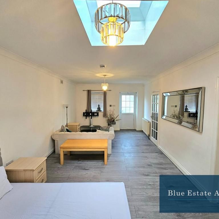 Studio to rent - Photo 1