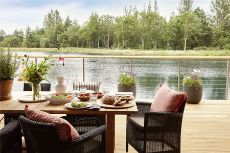 Luxury Lakeside apartments, fully serviced by The Lakes by YOO concierge and security teams. - Photo 2