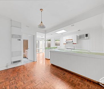 Charming Victorian Home - Photo 4
