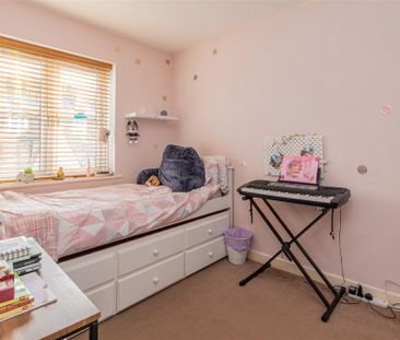 3 bed House - Semi-Detached To Let - Photo 3