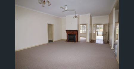 AMAZING FAMILY HOME!! - Photo 3