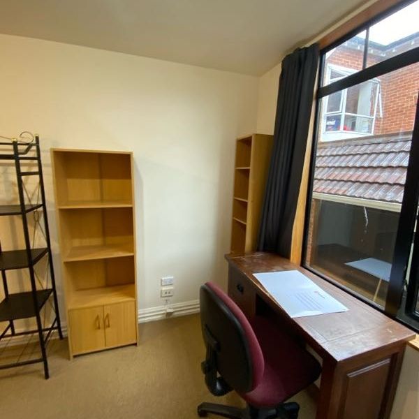 Centrally located boarding house room - Photo 1