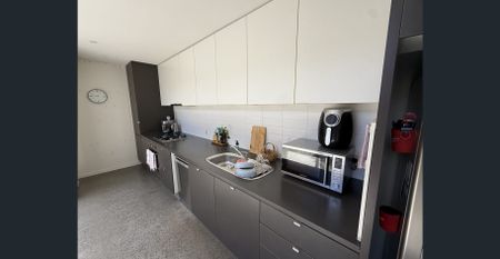 Spacious Double-Level Home with High Ceilings, Private Courtyard and Lock-Up Garage - Photo 3