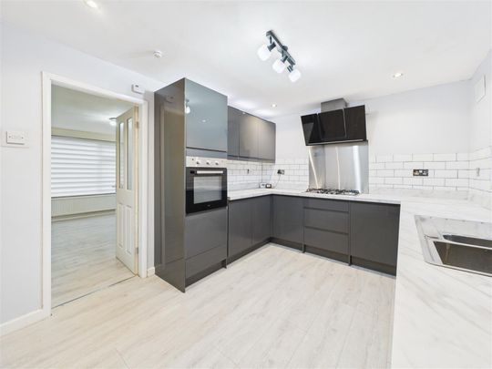 3 bedroom Semi-detached house to rent - Photo 1