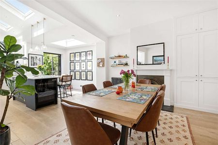 A beautifully presented terraced house sympathetically extended with a secluded west facing courtyard garden. - Photo 4
