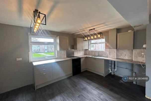 4 bedroom end of terrace house to rent - Photo 1