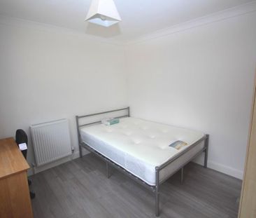 6 bedroom semi-detached house to rent - Photo 2