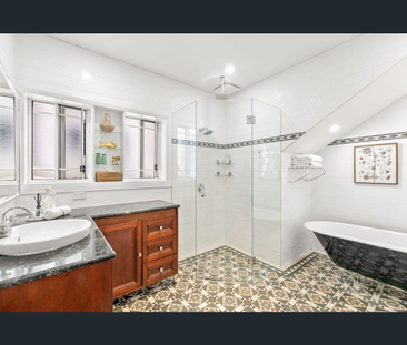 INVITING THREE-BEDROOM RESIDENCE IN PRIME BEACHSIDE LOCATION - Photo 6