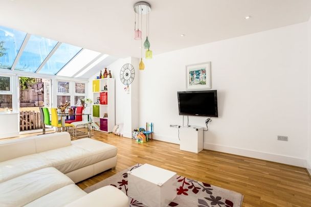 3 bedroom end of terrace house to rent - Photo 1