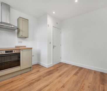 2 bedroom character property to rent - Photo 5