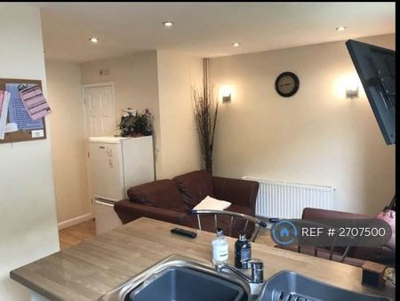 1 bedroom in a house share to rent - Photo 5