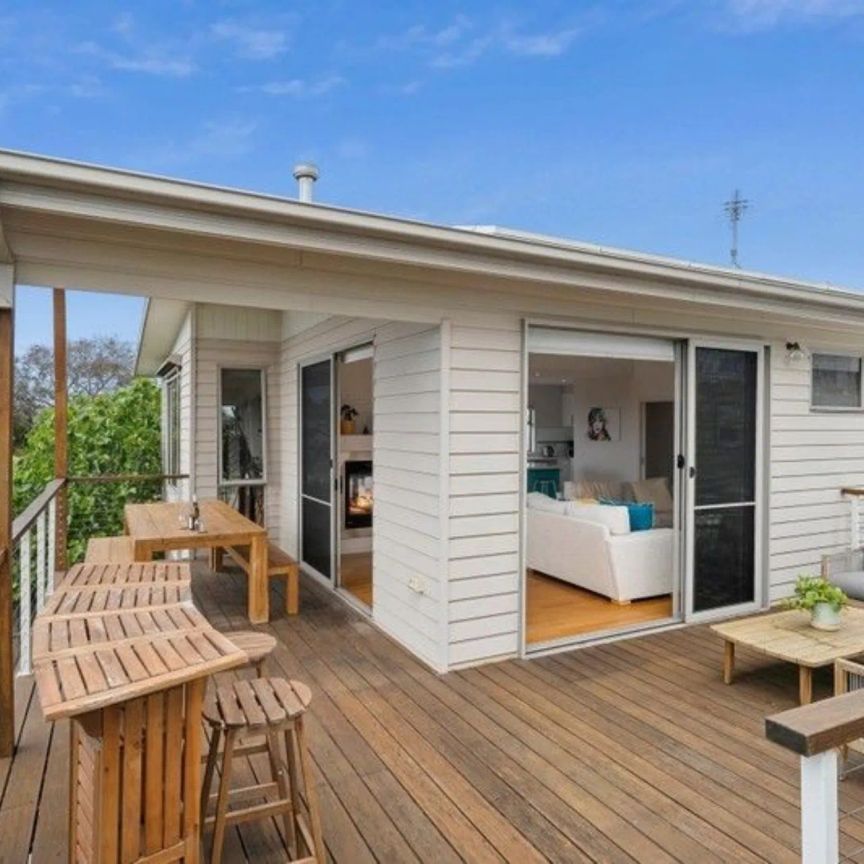 Entertainer's coastal escape - Photo 1