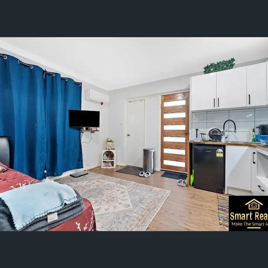 Modern Studio Living in the Heart of Kelmscott – Available Now - Photo 1