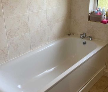 EN SUITE- Room 6, Pewley Way, Guildford, GU1 3PX - Photo 4