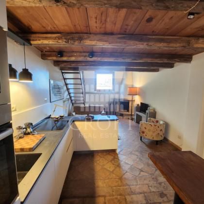 Appia Antica: Charming, newly renovated loft, fully equipped kitchen, living room with fireplace, loft bedroom, modern bath. Antique ceilings, air conditioning. Located in beautiful historic complex direclty in front of archeological parks. Ref 2271 - Photo 3