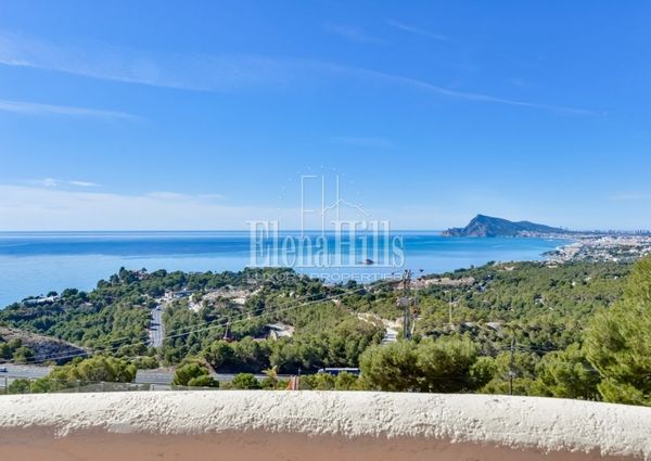 Spacious and luminous villa with private pool, jacuzzi and sea views in Altea, Alicante.