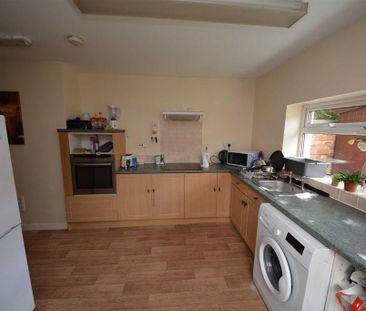 1 bedroom in a house share to rent - Photo 5