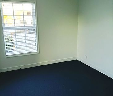 New Brooksfield city townhouse in quiet street - Photo 1