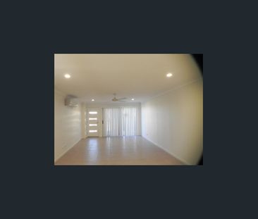 LOVELY TWO STOREY DUPLEX! - Photo 1