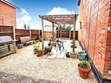 1 bedroom in a house share to rent - Photo 5