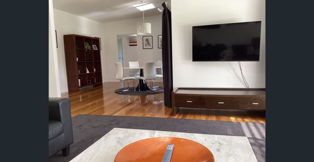 Fully furnished, modern, spacious 2 bed , 2 bath house. - Photo 1