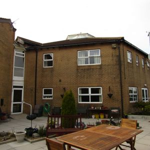 ** Apply on line ** Over 55’s 1 bed flat. Suitable for 1 person. Adapted Walk in shower. Tower Court - Photo 2