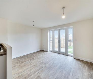 4 bedroom end of terrace house to rent - Photo 2