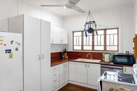 Charming Queenslander Home With Spa - Photo 5