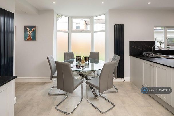 1 bedroom in a house share to rent - Photo 1