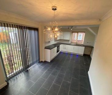 3 bedroom end of terrace house to rent - Photo 1