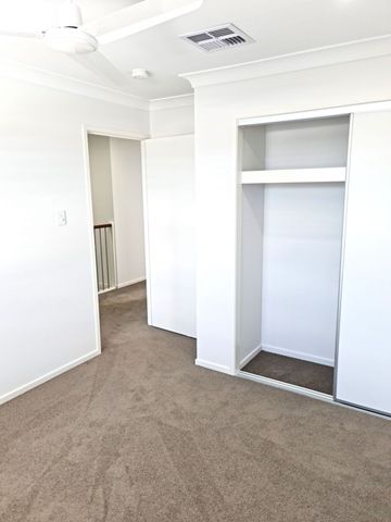 AVAILABLE 24/10/25 - 3 BEDROOM - 2 BATHROOM DUCTED AIR-CONDITIONED TOWNHOUSE - Photo 4