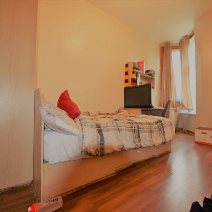 6 bedroom Flat in Hollybank, Leeds - Photo 1