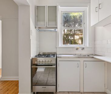 Comfortable updated residence with generous interiors - Photo 5