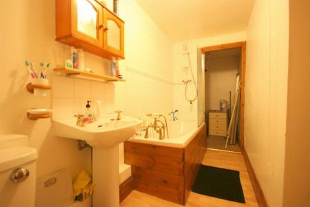 3 bedroom private hall to rent - Photo 4