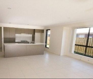 Modern Comfort & Convenience in Prime Coomera Location! - Photo 3