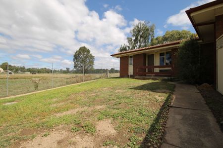 SINGLE BEDROOM, CLOSE TO TOWN - Photo 3