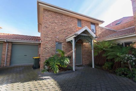 “Unsurpassed Convenience in the heart of Leafy Coburg Awaits” - Photo 2