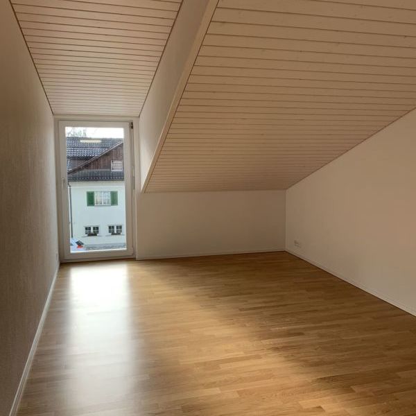 Moderne 3.5Dachwohnung mit Loggia-Balkon - Foto 1