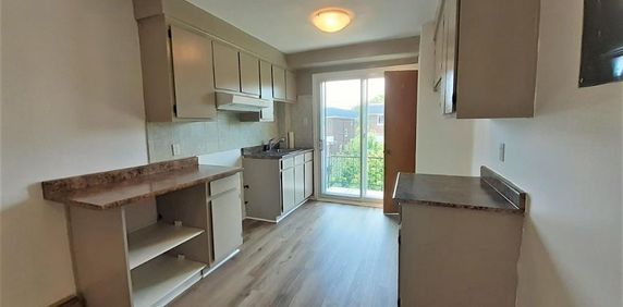 Nouveau-Rosemont 4 1/2 Haut triplex privé-LIBRE!!! -Possible achat électros/meubles - Photo 2