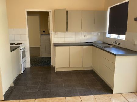 3 x 1 House with 1 x 1 Granny Flat 6 Month lease only - Photo 5