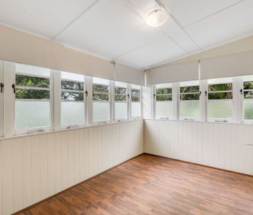 Classic Queenslander with a LARGE shed! - Photo 5