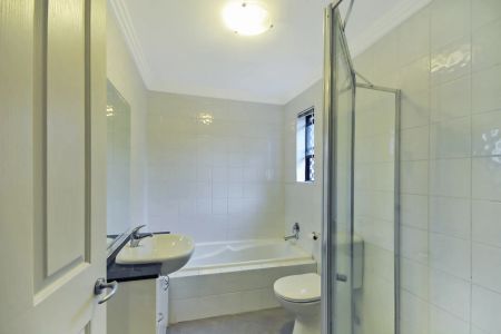 Convenient Townhouse - Photo 4