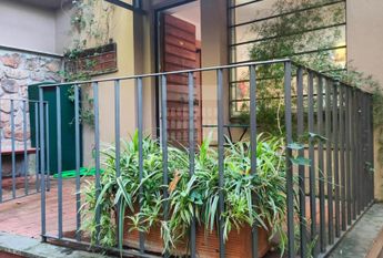 Piazza del Popolo: Lovely, modern 1 bedroom in private Villa. Entrance, spacious living-dining, fully equipped kitchen, bath and private terrace. Parquet floors Air conditioning, bright and silent. rif 364