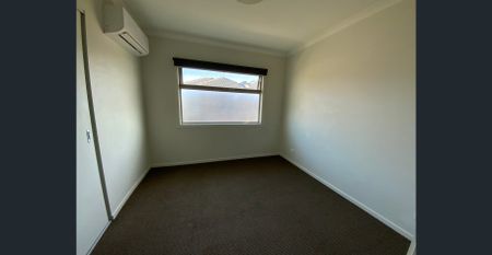 LOW MAINTENANCE, BRIGHT & MODERN - Photo 4