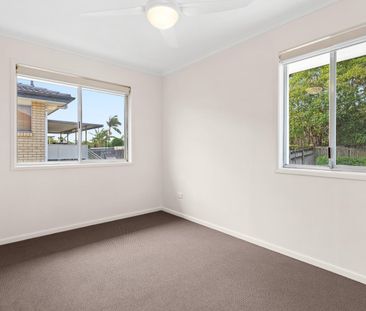 Fantastic Location with Ample Living Space - Perfect Family Home! - Photo 4